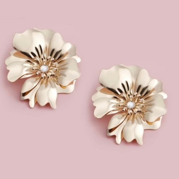 3/$30 💛 Exaggerated Flower Stud Earrings - Picture 2 of 7